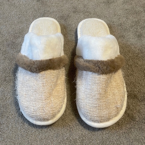 5 for $20: Fuzzy slippers - Picture 1 of 6